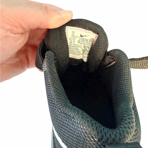 Nike Kids Kyrie Flytrap 6 Black and Gray Sneakers Size 1Y - Picture 2 of 6